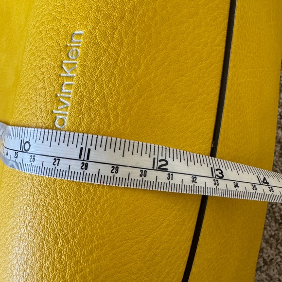 Calvin Klein crossbody/shoulder bag. Perfect for summer. - Picture 6 of 8